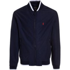 Polo Ralph Lauren VARSITY OUTERWEAR Kurtka Bomber newport navy. Niebieskie kurtki męskie bomber Polo Ralph Lauren, z bawełny. Za 459,00 zł.