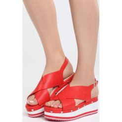 Czerwone Sandały Smitten. Czerwone koturny damskie Born2be, w paski, na wysokim obcasie, na płaskiej podeszwie, z paskami. Za 49,99 zł.