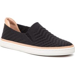 Tenisówki UGG - W Sammy Chevron 1102560 W/Blk. Czarne półbuty damskie Ugg, na co dzień, bez wzorów, z gumy, bez obcasa, na płaskiej podeszwie, bez zapięcia. Za 429,00 zł.