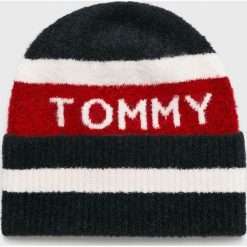 Tommy Hilfiger - Czapka. Szare czapki zimowe damskie TOMMY HILFIGER, na zimę, z nadrukiem, z dzianiny. Za 199,90 zł.
