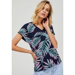 T-shirt z nadrukiem. Różowe bluzki damskie Moodo, l, z nadrukiem, z bawełny, z dekoltem w serek, z krótkim rękawem. Za 44,99 zł.