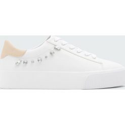 Tenisówki z koralikami. Białe trampki i tenisówki damskie Pull&Bear, bez wzorów, bez zapięcia. Za 99,90 zł.
