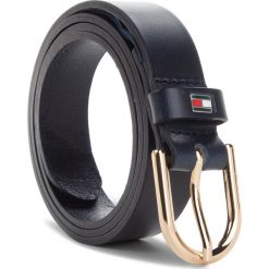 Pasek Damski TOMMY HILFIGER - Flag Belt 2.5 AW0AW05895 413. Niebieskie paski damskie TOMMY HILFIGER, w paski, ze skóry. Za 179,00 zł.