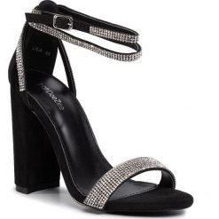Sandały DEEZEE - LILA Black. Czarne klapki damskie DeeZee, z aplikacjami, ze skóry ekologicznej, bez obcasa, na obcasie. Za 129,99 zł.