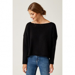 Sweter w kolorze czarnym. Czarne swetry klasyczne damskie marki SCUI, z dekoltem w łódkę. W wyprzedaży za 149,95 zł.
