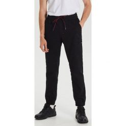 Joggery typu biker - Czarny. Czarne spodnie męskie Cropp, m, bez wzorów. Za 129,99 zł.
