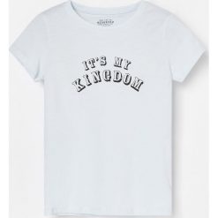 T-shirt z nadrukiem i aplikacją - Fioletowy. Fioletowe t-shirty damskie Reserved, z nadrukiem, bez kołnierzyka. Za 25,99 zł.