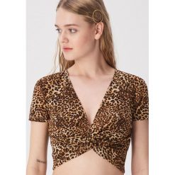 Crop top w panterkę - Wielobarwny. Topy damskie Sinsay, s, bez wzorów, bez kołnierzyka. W wyprzedaży za 19,99 zł.
