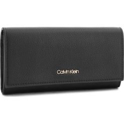 Portfele damskie: Duży Portfel Damski CALVIN KLEIN BLACK LABEL – Step Up Large Trifol K60K604342 001
