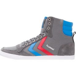 Hummel SLIMMER STADIL Tenisówki i Trampki wysokie castle rock/ribbon red/brilliant blue. Szare tenisówki damskie Hummel, ze skóry. Za 299,00 zł.