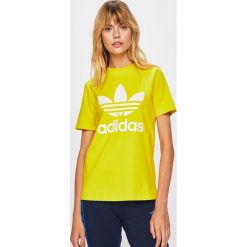 Adidas Originals - T-shirt. Żółte topy damskie adidas Originals, z nadrukiem, z elastanu, z okrągłym kołnierzem. W wyprzedaży za 69,90 zł.