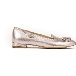 Mataliczne baleriny z ostrym noskiem - skóra naturalna - model 045 - kolor srebrny róż. Szare baleriny damskie Zapato, bez wzorów, z jeansu, klasyczne, bez obcasa, na obcasie. W wyprzedaży za 216,30 zł.
