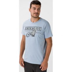 Jack & Jones Brett Blu. Koszulka Niebieski. Niebieskie podkoszulki męskie Jack & Jones, l, z nadrukiem, z bawełny, bez kołnierzyka, krótkie. Za 64,95 zł.