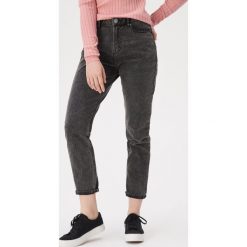 Jeansy moms - Czarny. Czarne jeansy damskie Sinsay. Za 59,99 zł.