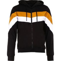 Czarna Bluza Aqialle. Czarne bluzy męskie Born2be, xl, bez wzorów, bez kołnierzyka, bez rękawów, bez kaptura. W wyprzedaży za 79,99 zł.