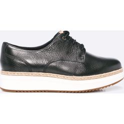 Clarks - Półbuty Teadale Rhea. Szare półbuty damskie skórzane marki Clarks, z okrągłym noskiem, na obcasie. W wyprzedaży za 299,90 zł.
