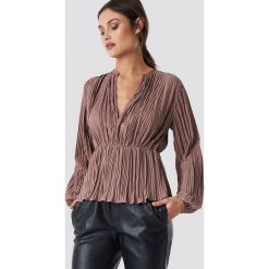 NA-KD Party Pleated V-Neck Balloon Sleeve Top - Pink. Różowe topy damskie marki NA-KD Party, bez wzorów, z dekoltem na plecach. Za 161,95 zł.