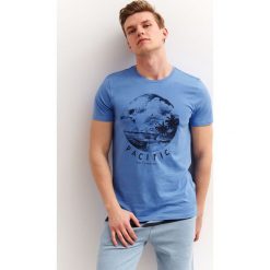 T-SHIRT Z NADRUKIEM. Niebieskie t-shirty męskie Top Secret, na lato, xl, z nadrukiem, z bawełny, bez kołnierzyka, krótkie. W wyprzedaży za 19,99 zł.