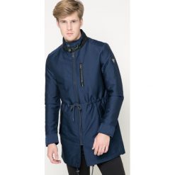 Guess Jeans - Parka. Niebieskie parki męskie marki Guess Jeans, s, z aplikacjami, z bawełny, długie. W wyprzedaży za 479,90 zł.
