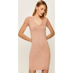 Vero Moda - Sukienka. Różowe sukienki damskie Vero Moda, s, bez wzorów, z wiskozy, bez kołnierzyka, z krótkim rękawem, krótkie, mini, dopasowane. W wyprzedaży za 69,90 zł.