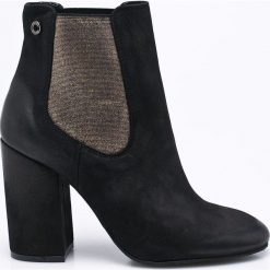 Carinii - Botki. Czarne buty zimowe damskie marki Carinii, z materiału, z okrągłym noskiem, na obcasie. W wyprzedaży za 179,90 zł.
