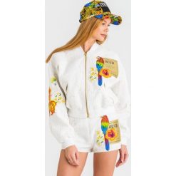 KURTKA VERSACE JEANS COUTURE. Białe kurtki damskie z aplikacjami, z jeansu. Za 3359,00 zł.