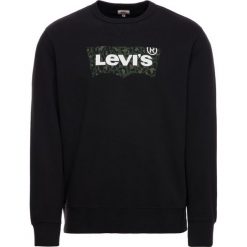 Bluza Levi's® Graphic Crew 17895-0090. Czarne bluzy męskie s, bez wzorów, z bawełny, bez kołnierzyka, bez rękawów, bez kaptura. W wyprzedaży za 179,00 zł.