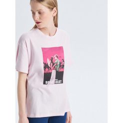 Koszulka z nadrukiem Romeo i Julia - Różowy. Różowe koszulki damskie marki Cropp, s, z nadrukiem, bez kołnierzyka, bez rękawów. Za 59,99 zł.