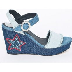 Desigual - Koturny. Niebieskie koturny damskie Desigual, z okrągłym noskiem, bez obcasa, na obcasie, na klamry. W wyprzedaży za 199,90 zł.