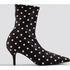 NA-KD Shoes Botki z miękką cholewką w kropki - Black. Czarne botki damskie NA-KD Shoes, na niskim obcasie, na obcasie, bez zapięcia. W wyprzedaży za 81,18 zł.