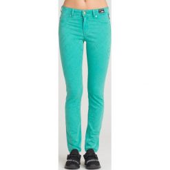 JEGGINSY VERSACE JEANS. Zielone jeansy damskie z aplikacjami, z elastanu. Za 575,00 zł.