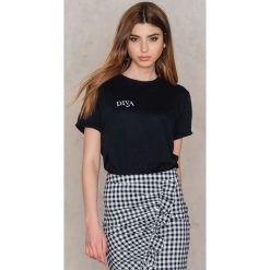 T-shirty damskie: Statement By NA-KD Influencers T-shirt Iva Nikolina – Black