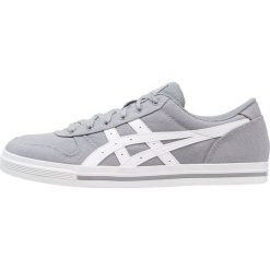 Asics Tiger AARON Tenisówki i Trampki stone grey/white. Szare tenisówki damskie Asics Tiger, z tworzywa sztucznego. W wyprzedaży za 242,10 zł.