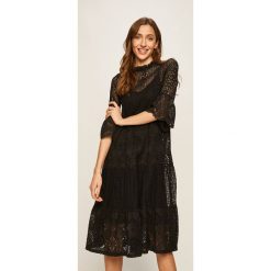 Vero Moda - Sukienka. Czarne sukienki damskie Vero Moda, na co dzień, s, bez wzorów, z bawełny, casualowe, z okrągłym kołnierzem, bez rękawów, mini, proste. W wyprzedaży za 189,90 zł.