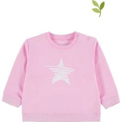 Bluza w kolorze jasnoróżowo-białym. Różowe bluzy niemowlęce bellybutton, z nadrukiem, z bawełny, bez rękawów, bez kaptura. W wyprzedaży za 42,95 zł.