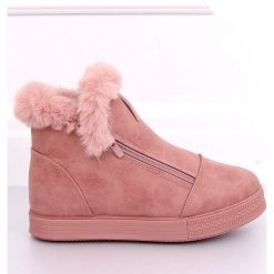 Trampki za kostkę z futerkiem różowe W19-29 Pink. Różowe botki damskie ButyModne, na zimę, ze skóry ekologicznej, eleganckie, za kostkę, na wysokim obcasie, na zamek. W wyprzedaży za 89,00 zł.