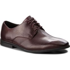 Półbuty CLARKS - Bampton Cap 261354037 Burgundy Leather. Czerwone buty wizytowe męskie marki Clarks, ze skóry ekologicznej. W wyprzedaży za 219,00 zł.