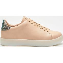 Sneakersy na grubej podeszwie - Kremowy. Białe sneakersy damskie marki Cropp. Za 119,99 zł.