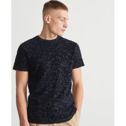 T-shirt ze strukturalnym wzorem - Czarny. Czarne t-shirty męskie Reserved, s, bez wzorów, bez kołnierzyka. Za 79,99 zł.