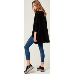 Sweter oversize z dłuższym tyłem czarny. Czarne swetry damskie e-margeritka.pl, s, bez wzorów, z tkaniny, bez rękawów, długie, bez kaptura. Za 128,99 zł.