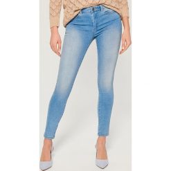 Jeansy skinny push up - Niebieski. Niebieskie jeansy damskie Mohito. Za 99,99 zł.