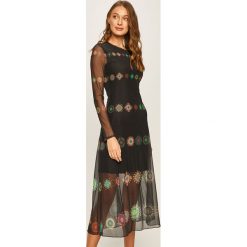 Desigual - Sukienka. Czarne sukienki damskie Desigual, na co dzień, s, bez wzorów, z elastanu, casualowe, z okrągłym kołnierzem, z długim rękawem, długie, midi, proste. Za 449,90 zł.