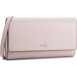 Torebka DKNY - Bryant R8353622 3IB Iconic Bls 684. Różowe torebki klasyczne damskie DKNY, bez wzorów, ze skóry, bez dodatków. W wyprzedaży za 389,00 zł.