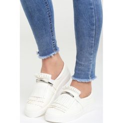 Białe Slip On Jyn. Białe trampki damskie slip on marki Born2be. Za 59,99 zł.