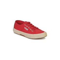 Buty Superga 2750 CLASSIC. Czerwone trampki i tenisówki damskie Superga, bez wzorów, bez zapięcia. Za 139,50 zł.