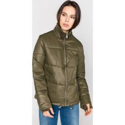 UGG Izzie Kurtka Zielony. Zielone kurtki damskie Ugg, na jesień, xs, w koronkowe wzory, z materiału. Za 981,95 zł.