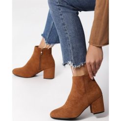 Camelowe Botki Sleekness. Brązowe botki damskie Born2be, bez obcasa, na obcasie, bez zapięcia. W wyprzedaży za 114,99 zł.