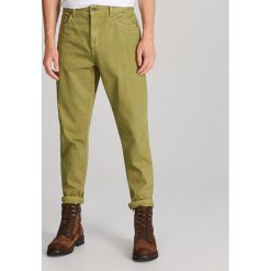 Spodnie jeansowe carrot - Zielony. Zielone spodnie męskie Reserved, m, bez wzorów, z jeansu. Za 129,99 zł.
