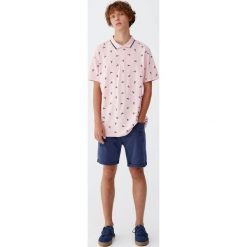 Koszulka polo z piki z nadrukiem. Różowe koszulki męskie marki Pull&Bear, m, z nadrukiem, z krótkim rękawem. Za 69,90 zł.