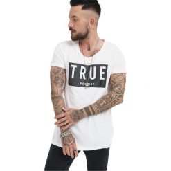 T-shirt w kolorze białym. Białe t-shirty męskie True Prodigy, m, z nadrukiem, z okrągłym kołnierzem. W wyprzedaży za 44,95 zł.